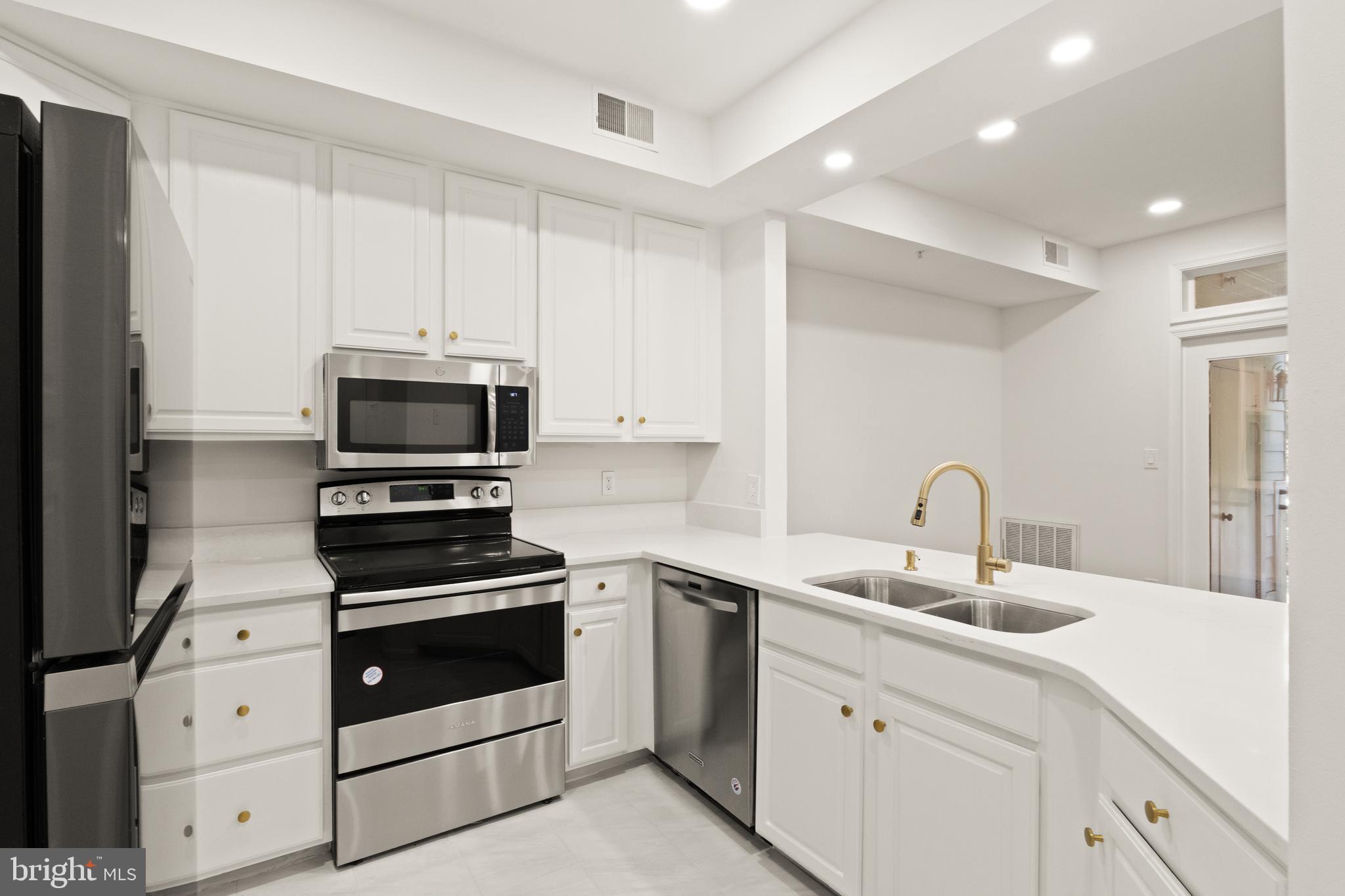 1324 Garden Wall Circle, Unit B Reston, VA 20194 - Photo 12 of 32