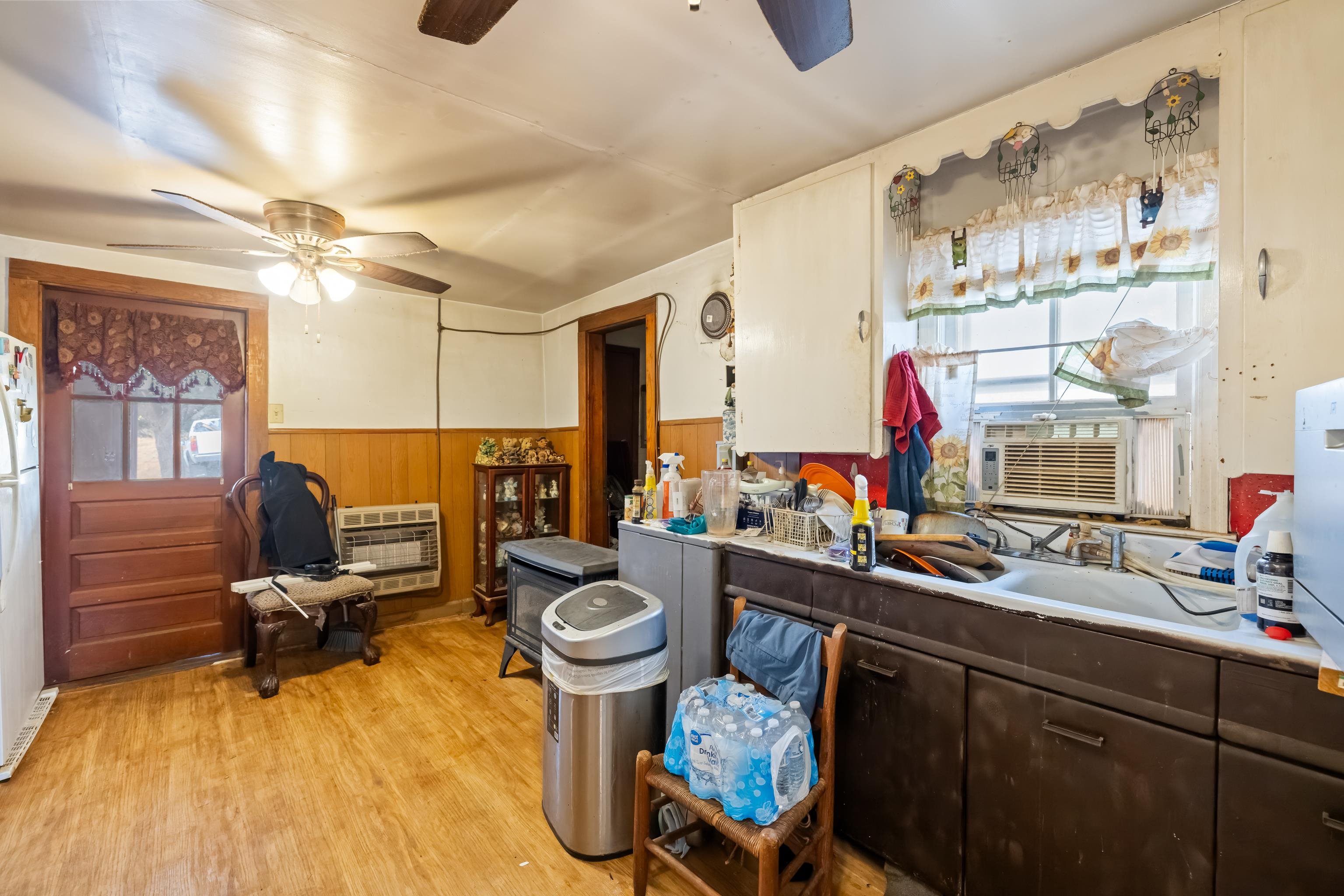 394 Ridge Road Raphine, VA 24472 - Photo 15 of 46 a room with furniture a rug and a mirror