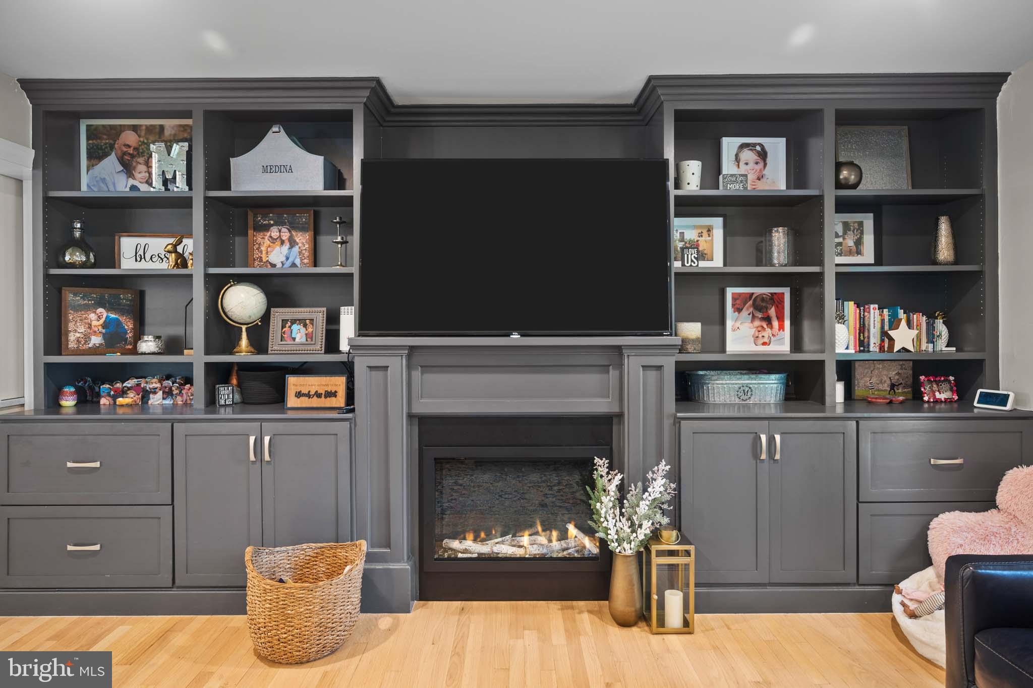 122 Hitching Post Drive Wilmington, DE 19803 - Photo 33 of 64 a living room with furniture a bookshelf and a fireplace