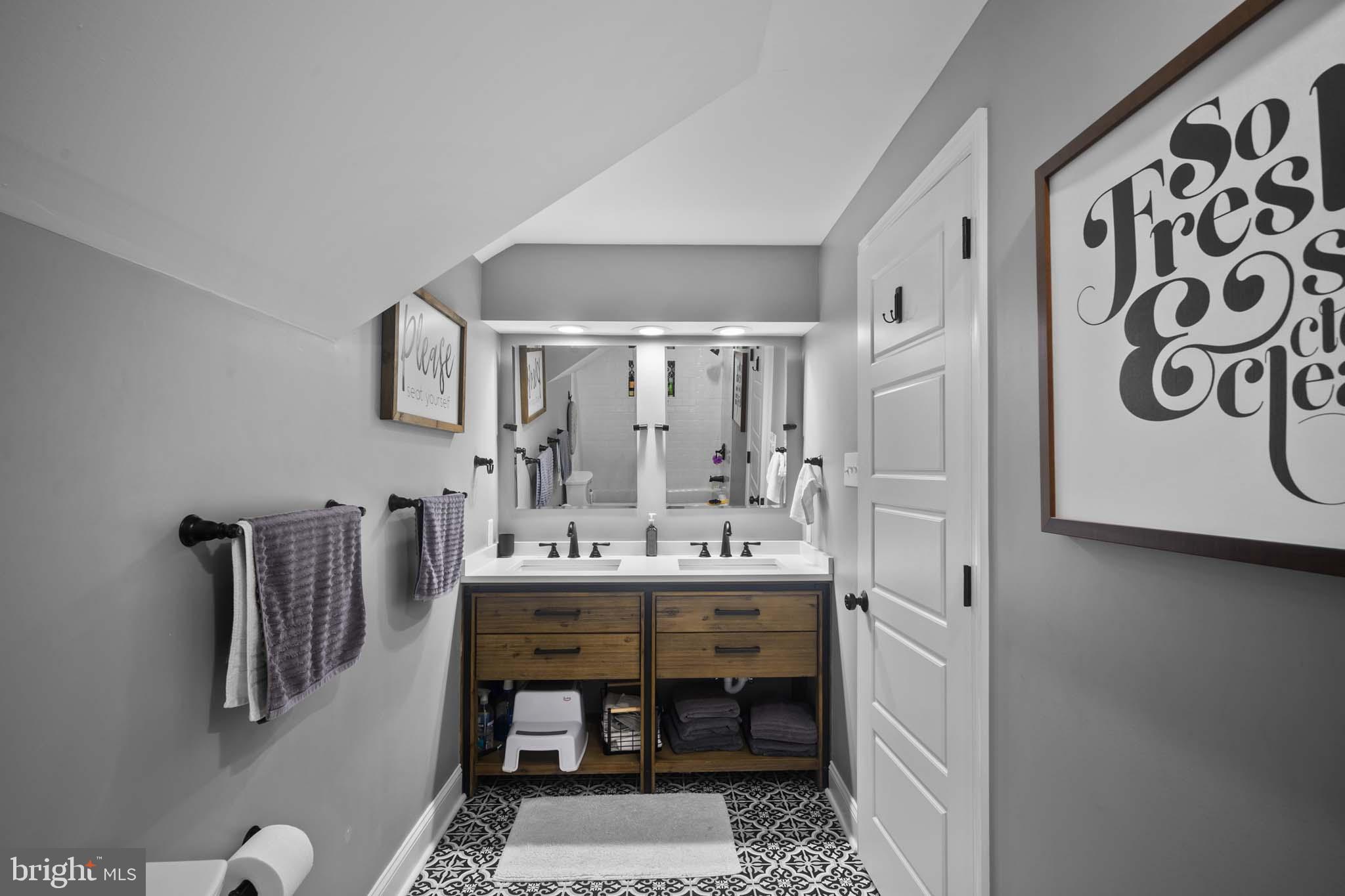 122 Hitching Post Drive Wilmington, DE 19803 - Photo 54 of 64 a dining room with a table and chairs