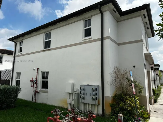 a view of back yard of the house