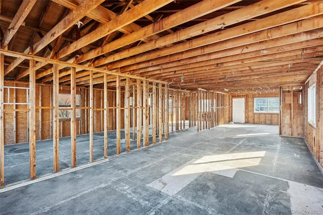 $2,550,000 | 626 Dune Road, Westhampton Beach, NY 11978