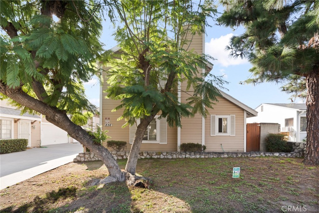 856 West Olive Avenue, Unit C Monrovia, CA 91016 - Photo 3 of 37 a backyard of a house with lots of green space