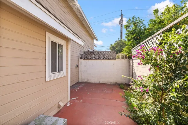 a view of a pathway of a house