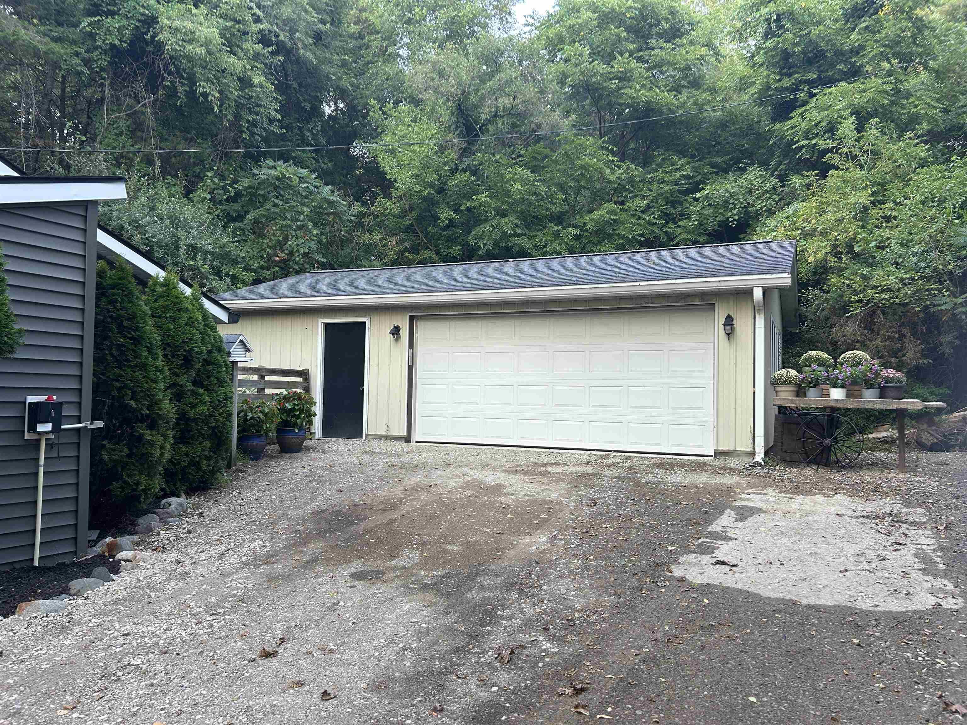 8322 Thurston Road Pinckney, MI 48169 - Photo 3 of 27