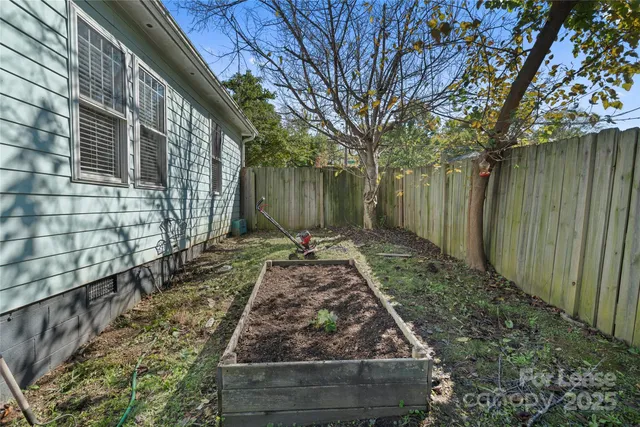 a view of a backyard with pathway