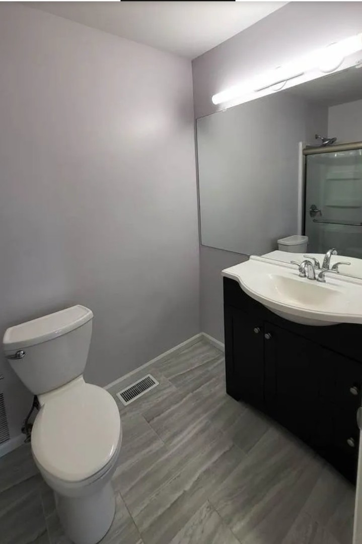 1186 Auburn Lane, Unit 1186 Buffalo Grove, IL 60089 - Photo 14 of 23 a bathroom with a sink toilet and a mirror