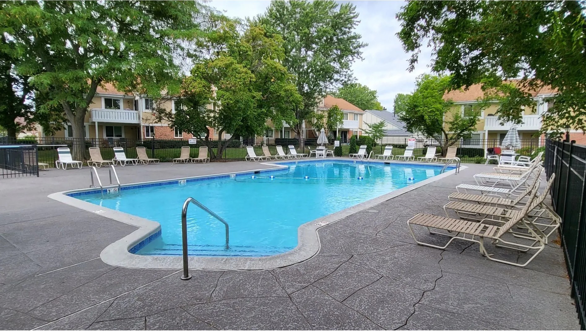 1186 Auburn Lane, Unit 1186 Buffalo Grove, IL 60089 - Photo 21 of 23 a view of a swimming pool with outdoor seating