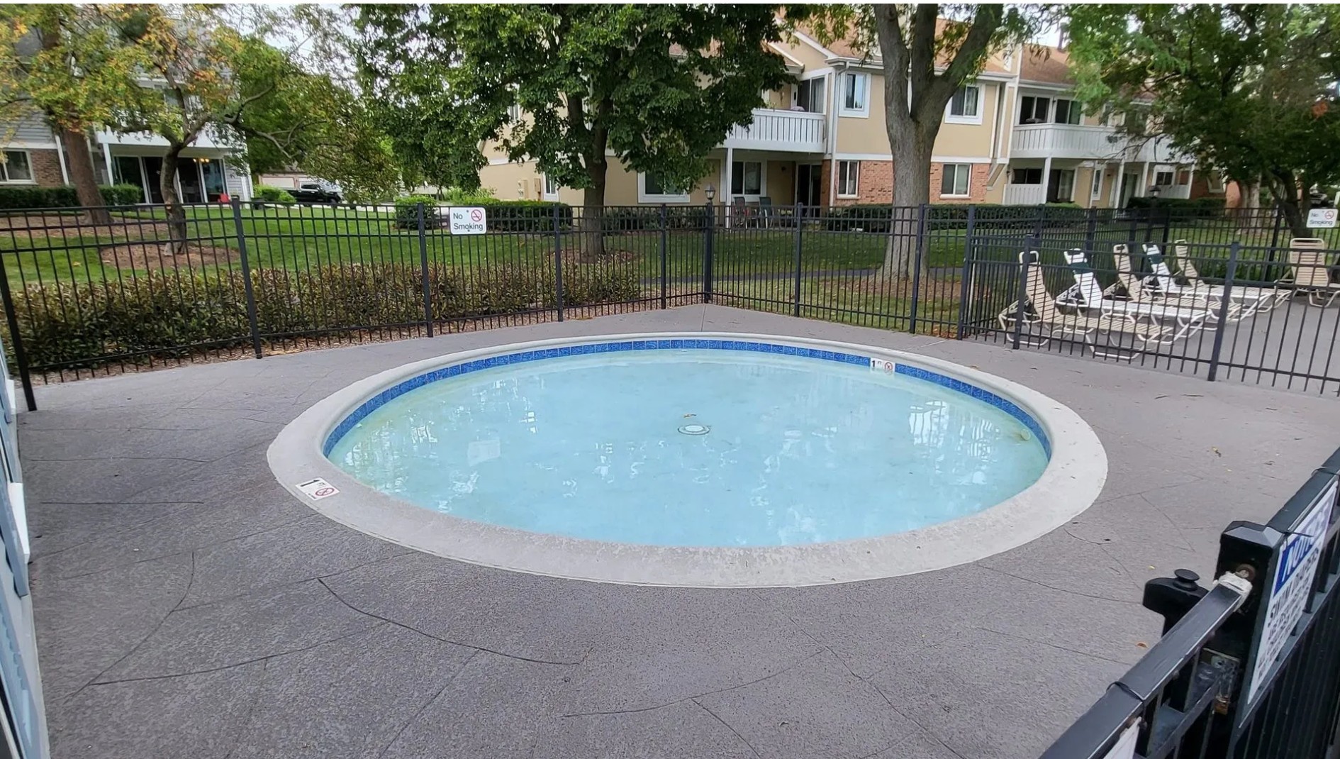 1186 Auburn Lane, Unit 1186 Buffalo Grove, IL 60089 - Photo 22 of 23 a view of outdoor space yard and lake