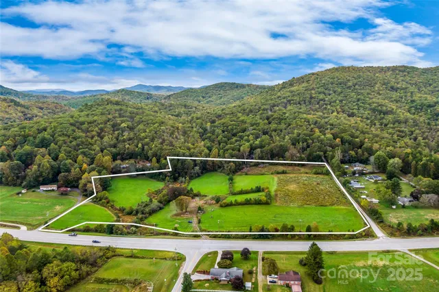 a view of a tennis court