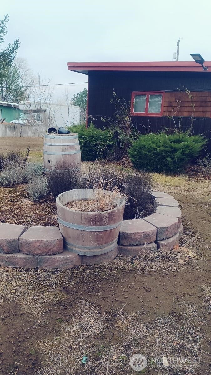 533 Fairchild Loop Moses Lake, WA 98837 - Photo 2 of 2 a view of a backyard of water and fountain