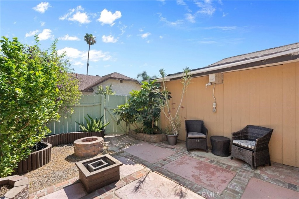 222 Village Square Fillmore, CA 93015 - Photo 27 of 39 a backyard of a house with table and chairs