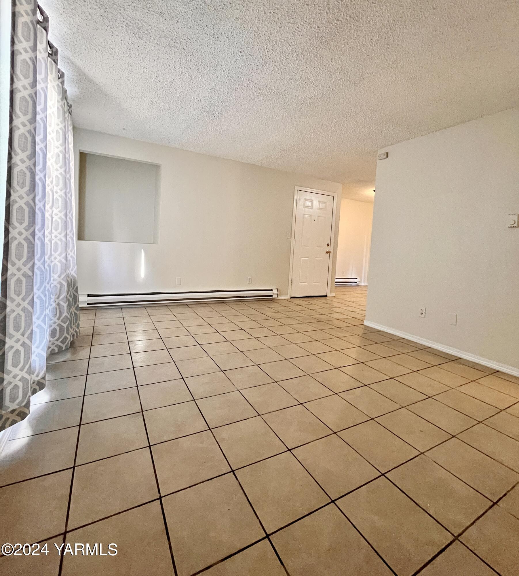 1403-1405 Roosevelt Avenue Yakima, WA 98902 - Photo 7 of 14 a view of an empty room and window