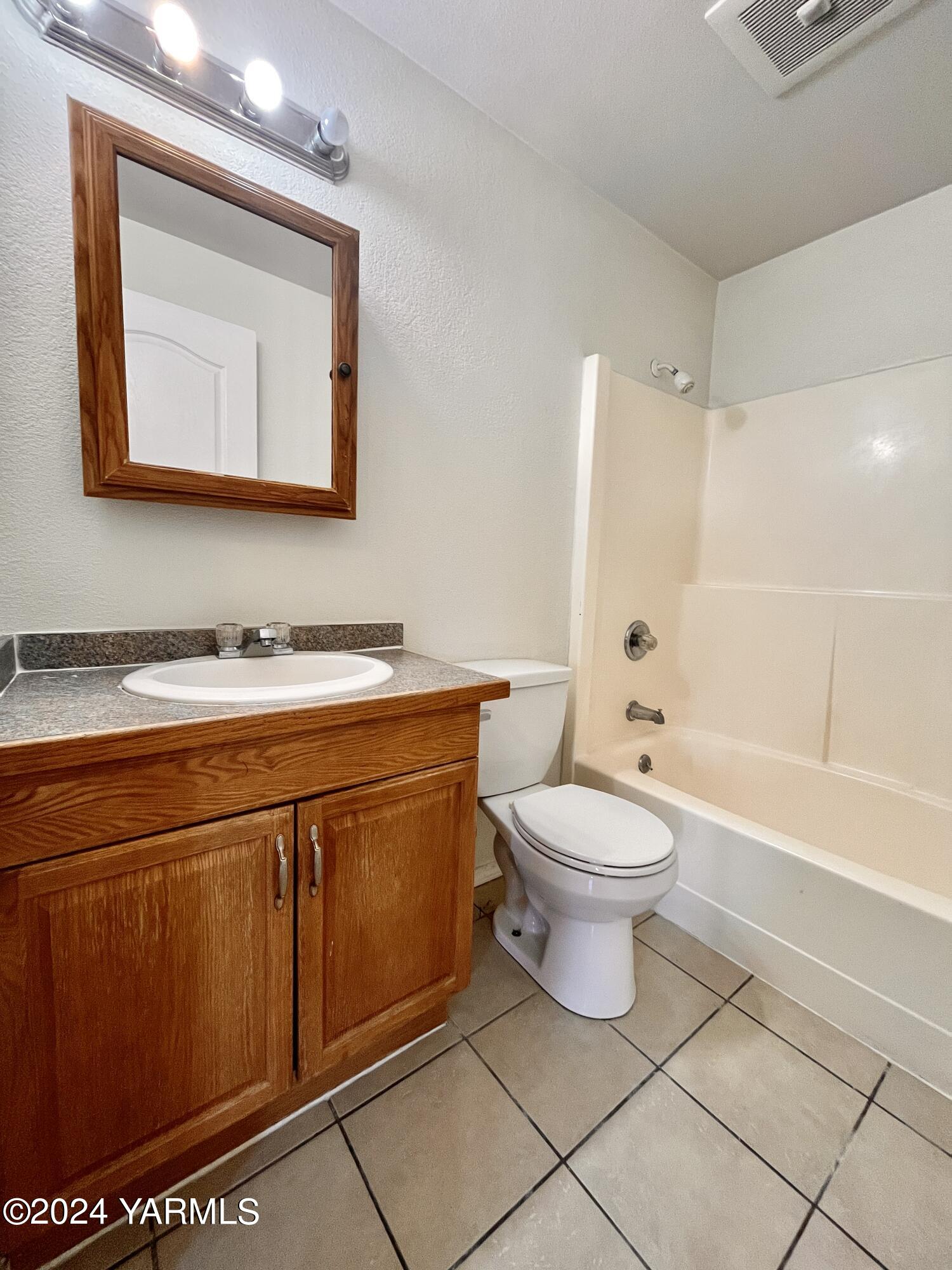 1403-1405 Roosevelt Avenue Yakima, WA 98902 - Photo 8 of 14 a bathroom with a toilet a sink and bathtub