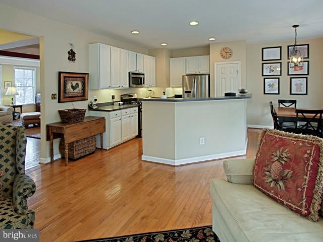 11197 Square Sail Court Reston, VA 20191 - Photo 5 of 30 Kitchen