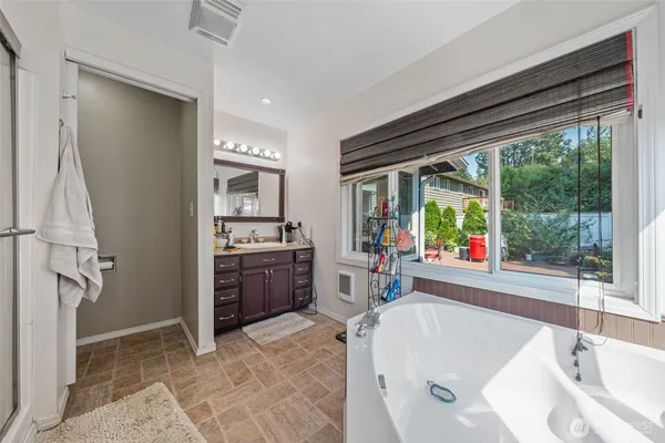 $1,050,000 | 2118 160th Place Southwest, Lynnwood, WA 98087