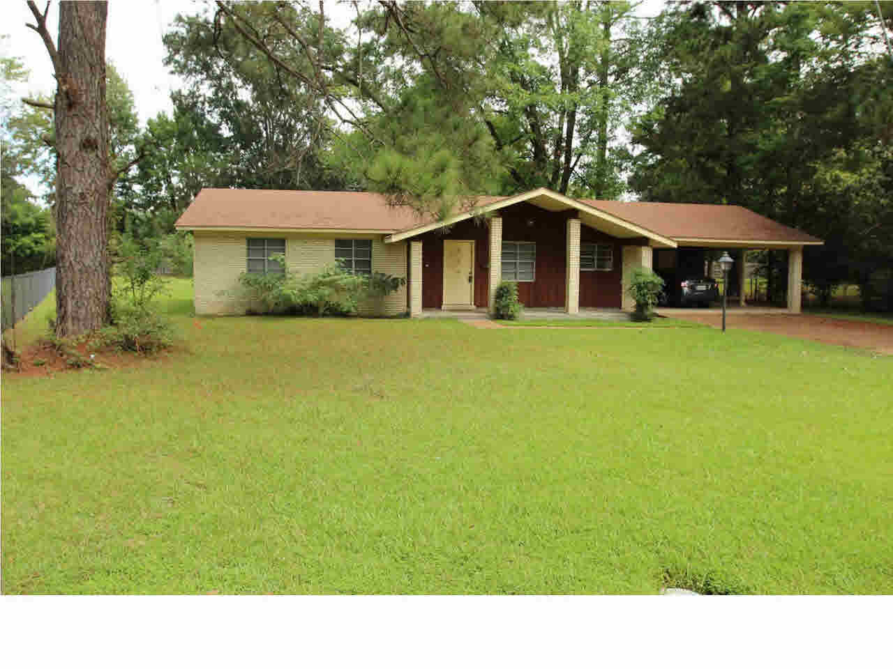 828 Colonial Circle Jackson, MS 39211 - Photo 1 of 19 Photo 1