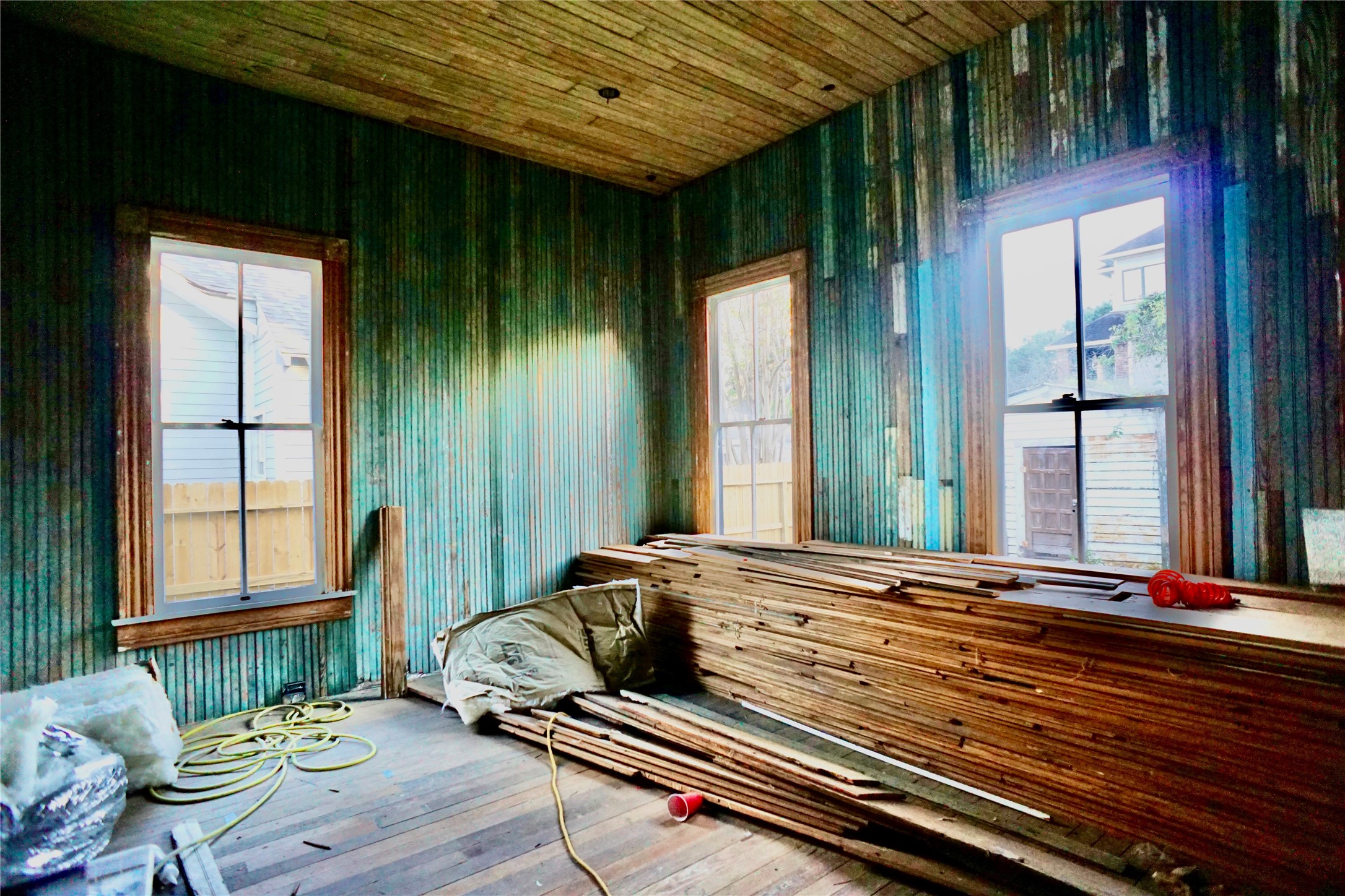 2215 Kane Street Houston, TX 77007 - Photo 14 of 24 a room with furniture and window