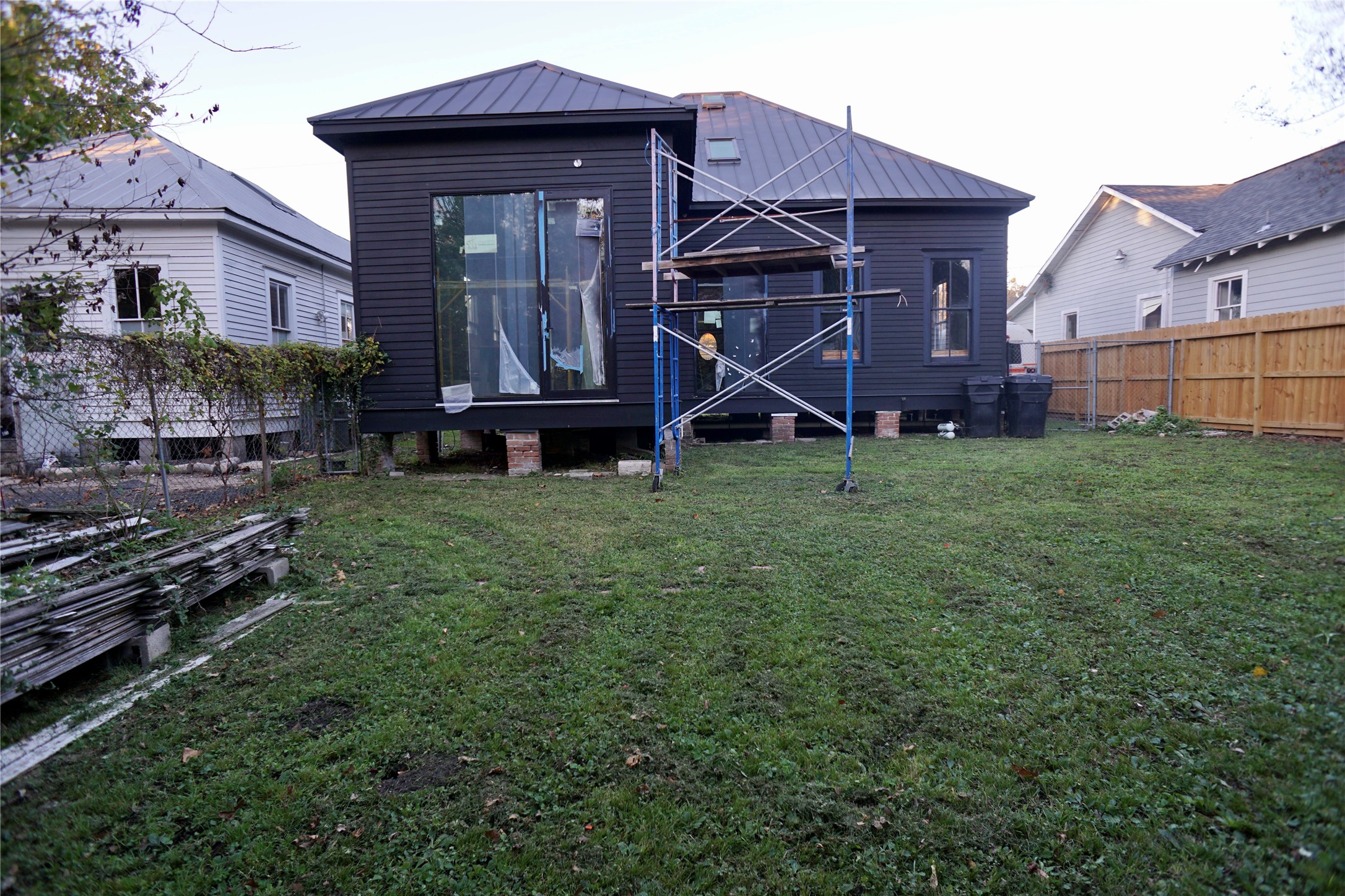 2215 Kane Street Houston, TX 77007 - Photo 22 of 24 front view of a house with a yard
