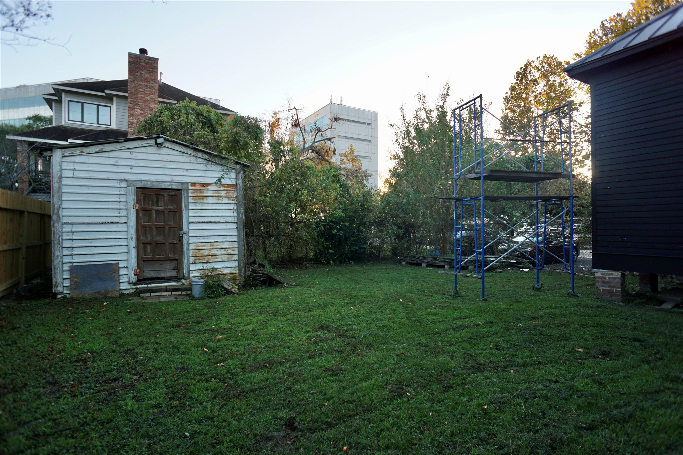 2215 Kane Street Houston, TX 77007 - Photo 23 of 24 a view of a backyard of the house