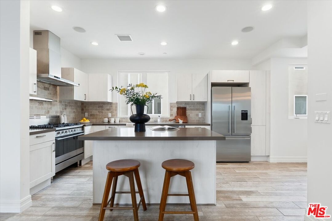 11947 Riverside Drive Valley Village, CA 91607 - Photo 6 of 24