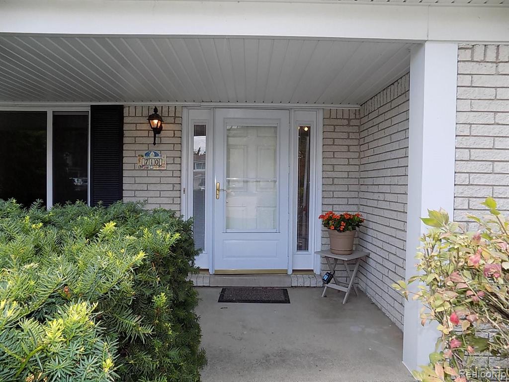 710 Abbey Court Rochester Hills, MI 48307 - Photo 2 of 46
