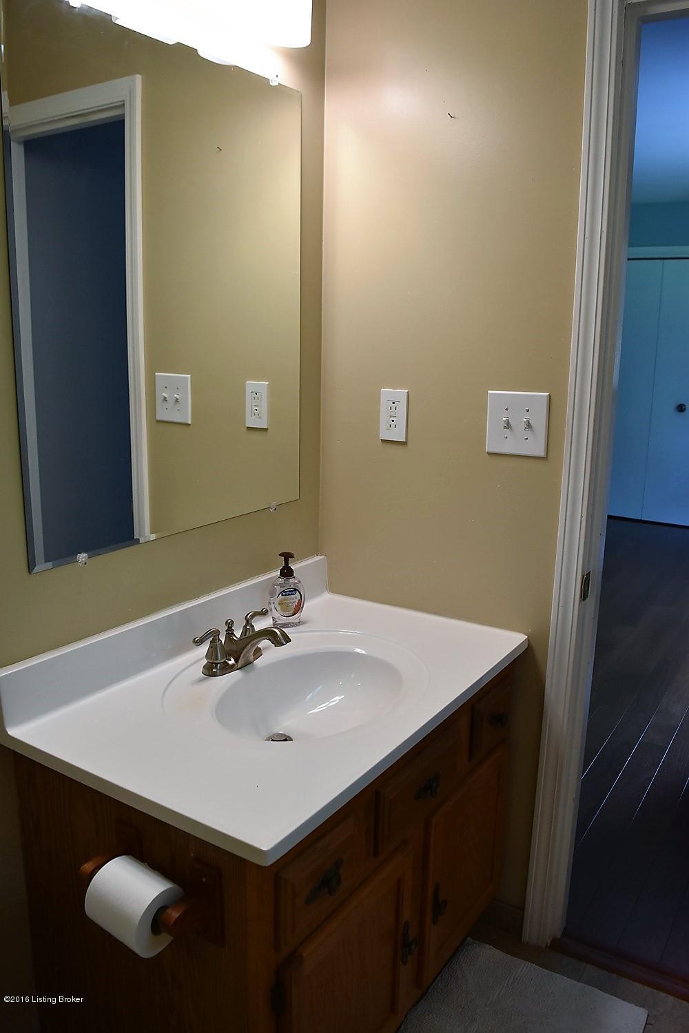 2716 Lamont Road Louisville, KY 40205 - Photo 18 of 46 DSC_1028