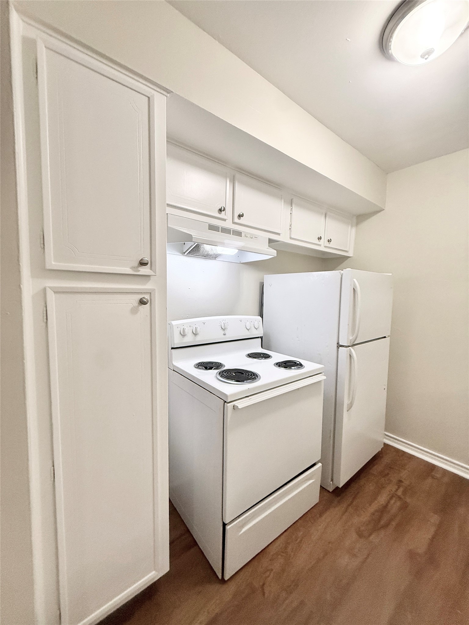 321 East Cedar Street, Unit 7 Angleton, TX 77515 - Photo 6 of 16 a kitchen with a stove and a refrigerator