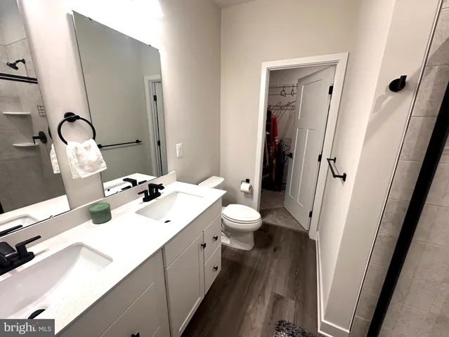 a en suite bathroom with a double vanity sink and a mirror