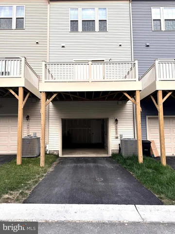 a black and white photo of a building
