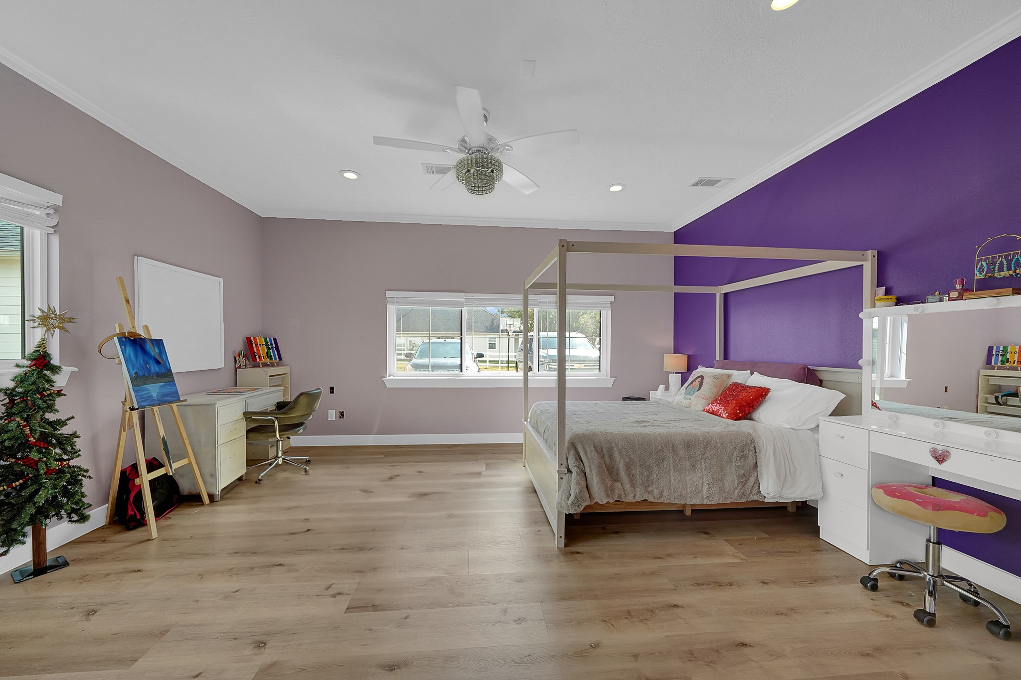 4730 Pitts Road Katy, TX 77493 - Photo 13 of 36 Inviting sunlit guest suite featuring an ensuite bathroom for privacy and comfort.