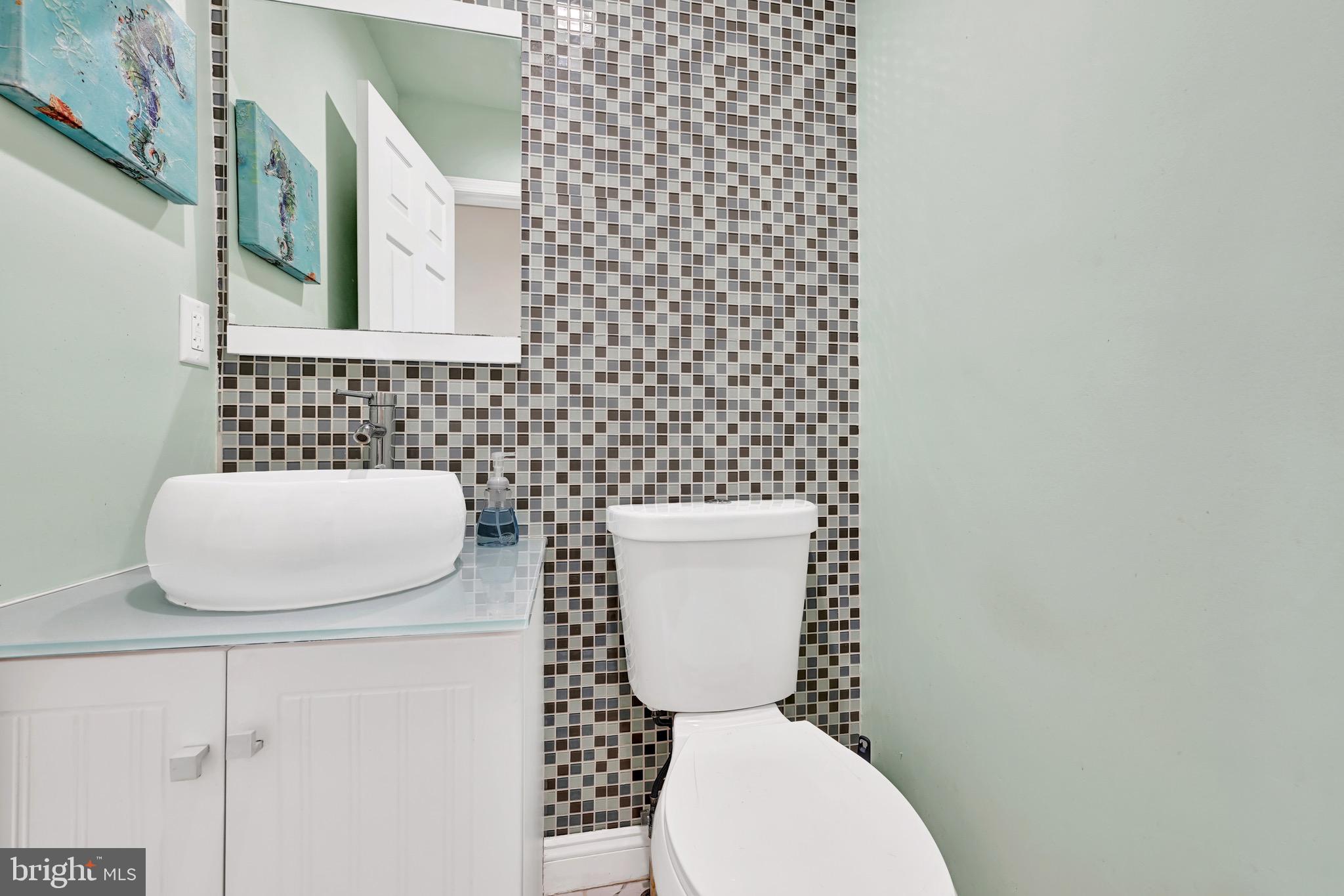 1401 East Lanvale Street Baltimore, MD 21213 - Photo 5 of 17 a bathroom with a toilet and a sink