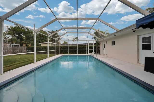 a view of a backyard