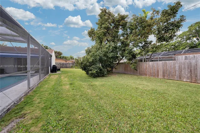 a view of a backyard