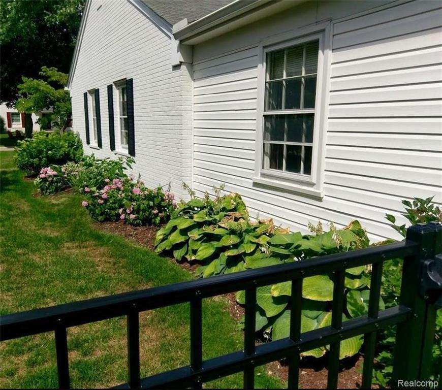 677 Shoreham Road Grosse Pointe Woods, MI 48236 - Photo 12 of 32