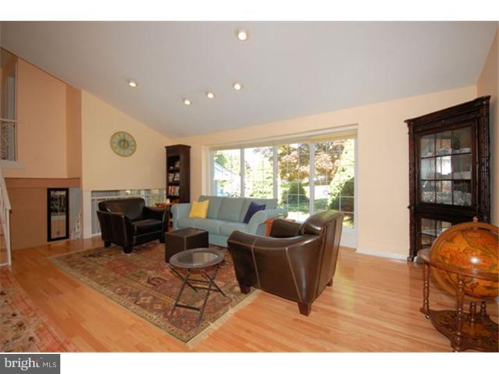 9281 Darlington Road Philadelphia, PA 19115 - Photo 3 of 19 Living Room