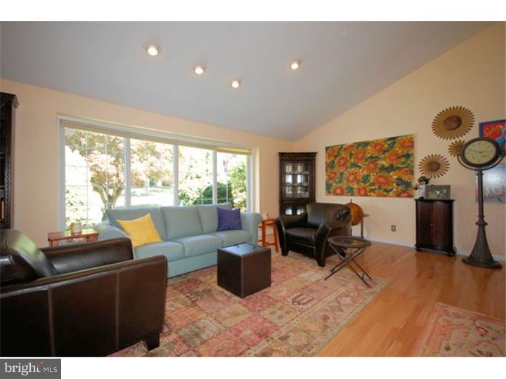9281 Darlington Road Philadelphia, PA 19115 - Photo 4 of 19 Living Room