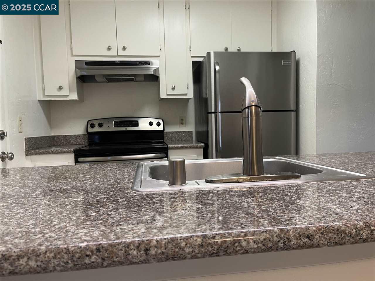 62 Villa Circle Fairfield, CA 94533 - Photo 5 of 10 a kitchen with granite countertop a refrigerator and a stove top oven