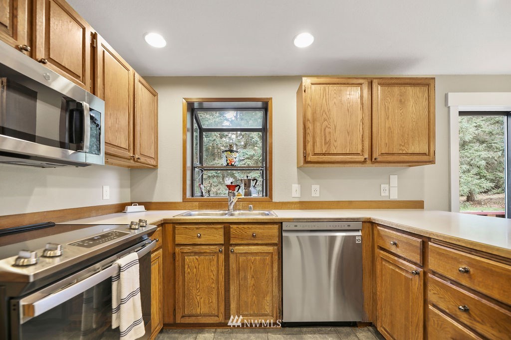 20021 Bartlett Road Bothell, WA 98012 - Photo 11 of 40