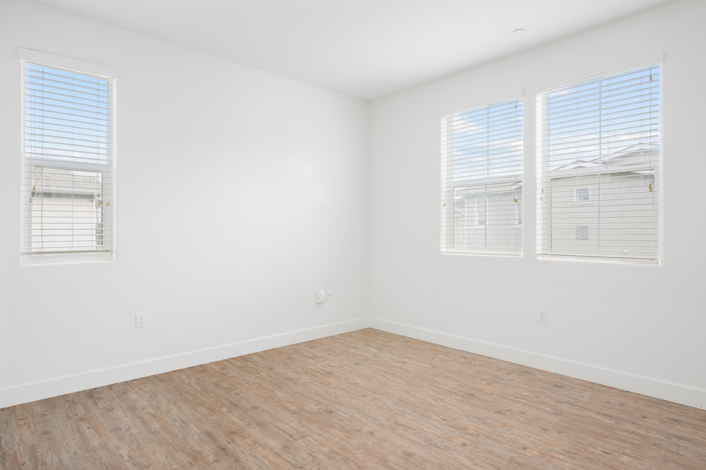 246 Robles Way Buellton, CA 93427 - Photo 14 of 26 an empty room with a window
