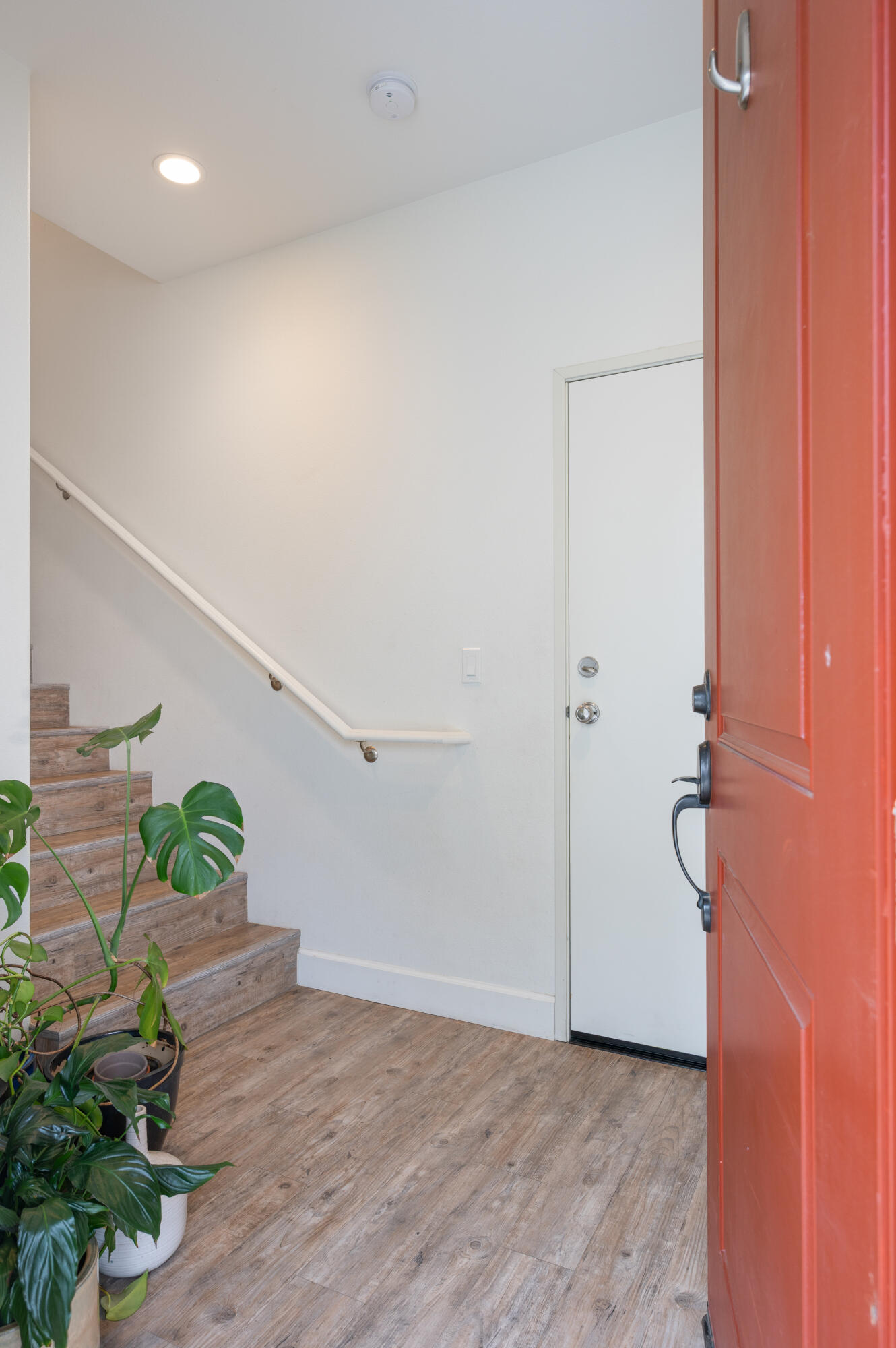 246 Robles Way Buellton, CA 93427 - Photo 5 of 26 a view of an entryway with wooden floor