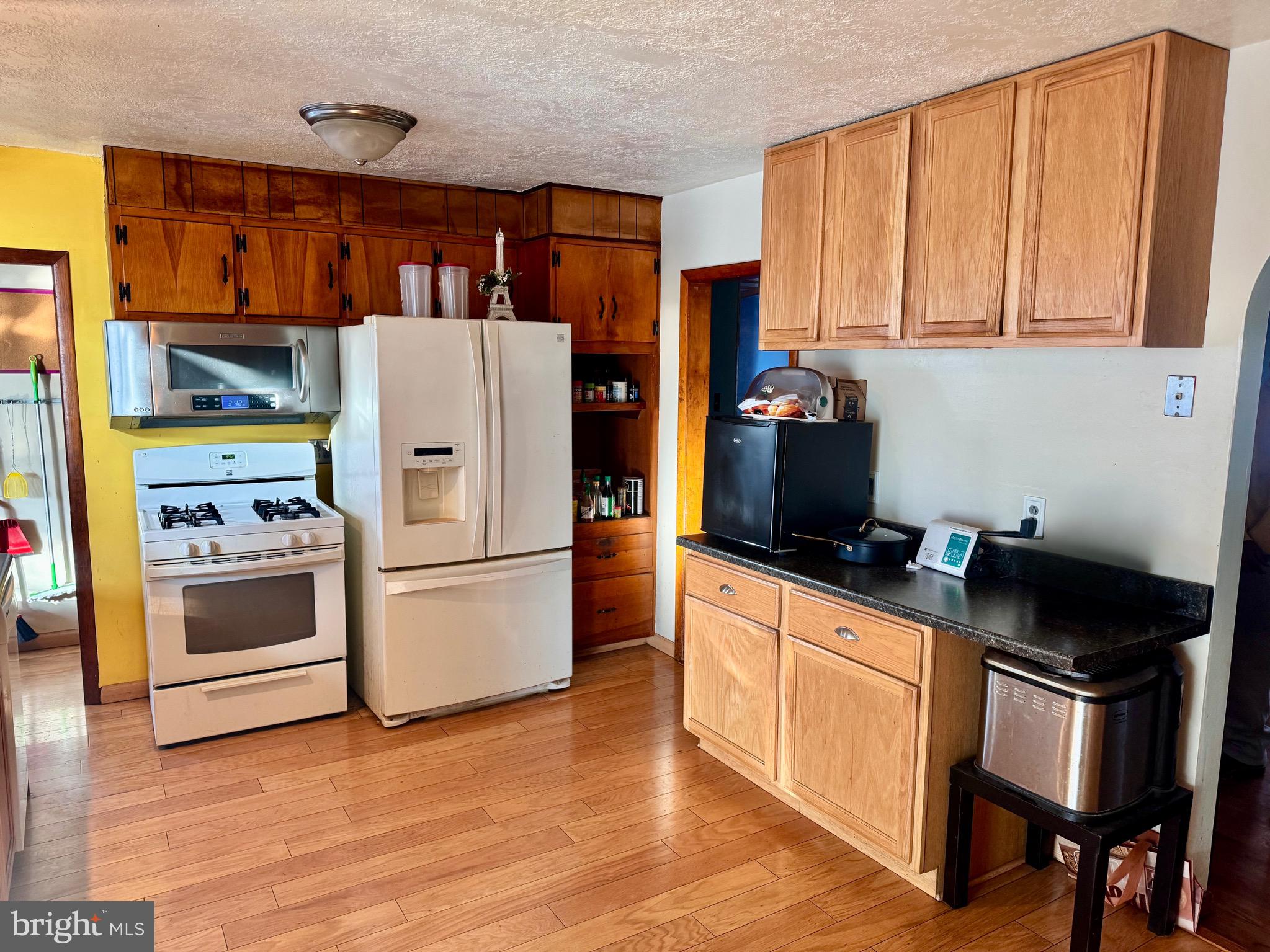 1286 Harding Road Vineland, NJ 08361 - Photo 8 of 40 a kitchen with granite countertop a refrigerator stove and sink
