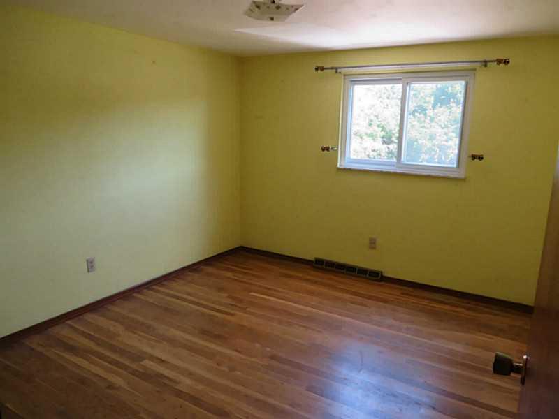 125 Rangley Drive Pittsburgh, PA 15209 - Photo 11 of 24 Bedroom. Good size bedrooms