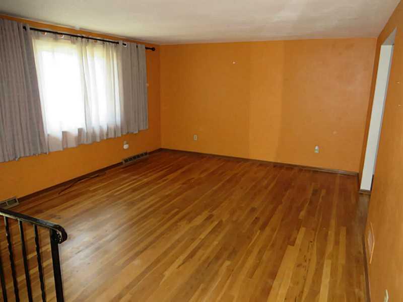 125 Rangley Drive Pittsburgh, PA 15209 - Photo 7 of 24 Living Room. Large living room w/hardwood