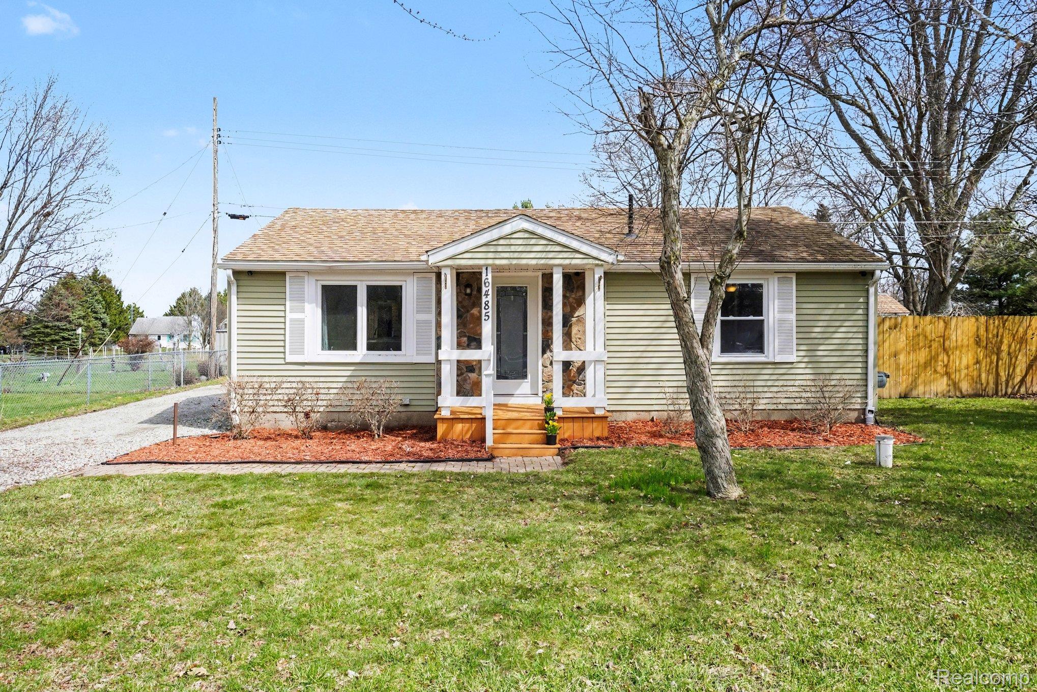 16485 Jennings Road Fenton, MI 48430 - Photo 1 of 27 View of bungalow-style house