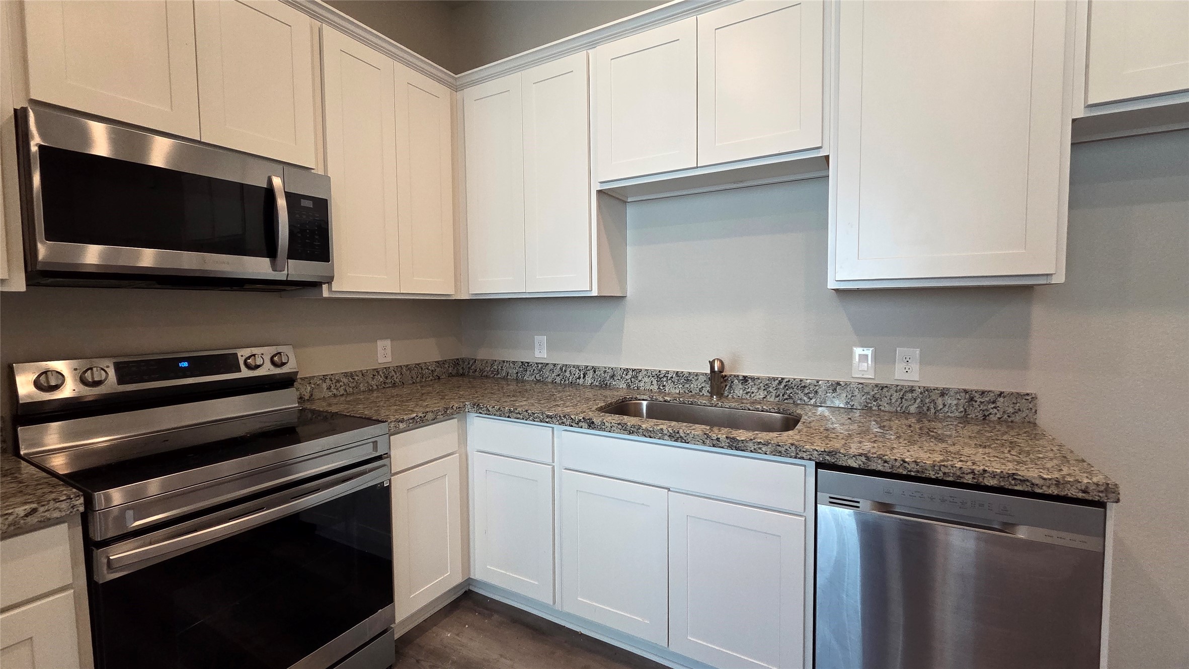 233 Ridgeside Court Montgomery, TX 77316 - Photo 3 of 11