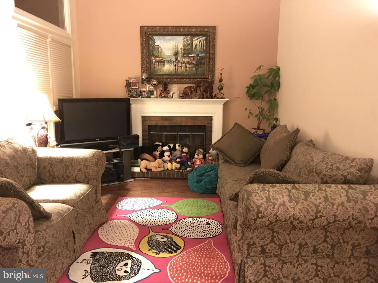 29 Solitaire Court Gaithersburg, MD 20878 - Photo 8 of 27 Living Room