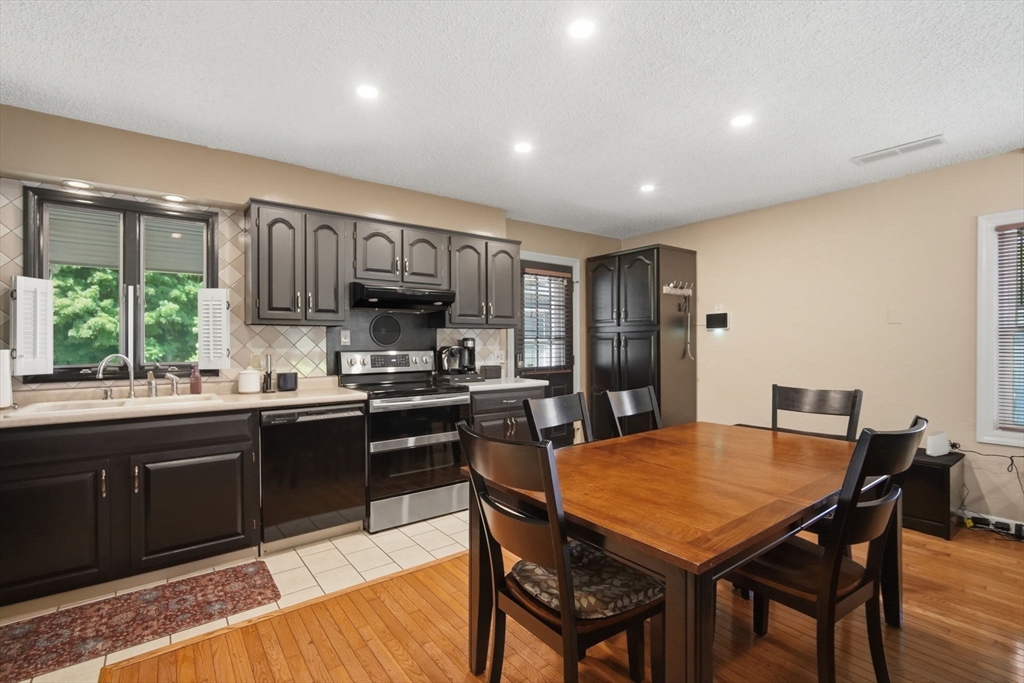 958 Parker Street Springfield, MA 01129 - Photo 7 of 34