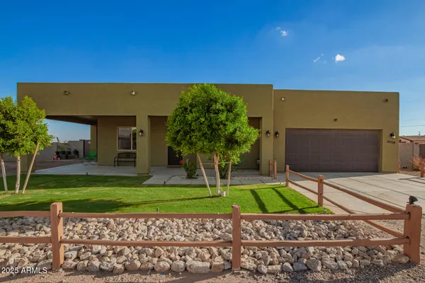 a view of a backyard