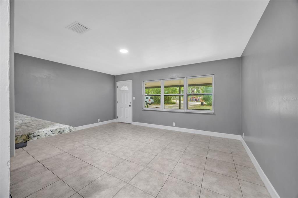 308 South Kingsway Road Seffner, FL 33584 - Photo 6 of 31